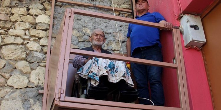 Yatalak babası için köy evine asansör kurdu