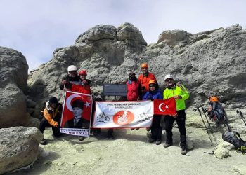 Bursalı dağcılar İran’ın en yüksek dağına tırmandı