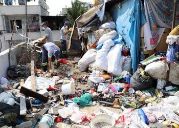 Mersin’de iki katlı evden 3 kamyon çöp çıktı