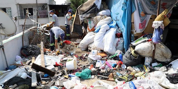 Mersin’de iki katlı evden 3 kamyon çöp çıktı