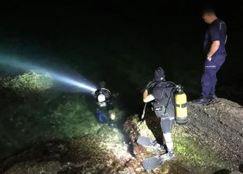 Denize dalan dalgıç top mermisi buldu