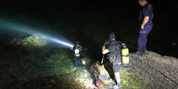 Denize dalan dalgıç top mermisi buldu