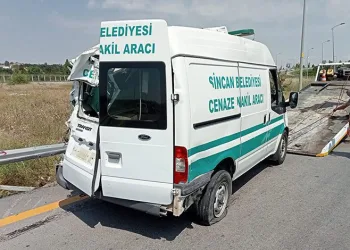 Otomobil cenaze aracına çarptı: 2 yaralı