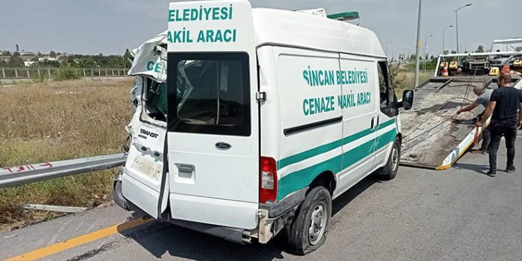 Otomobil cenaze aracına çarptı: 2 yaralı