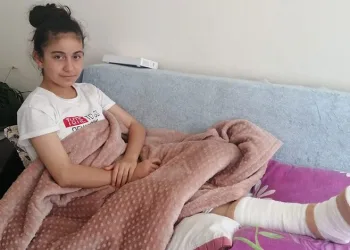 Köpekten korkup yola atladı; otomobil ayağını ezdi