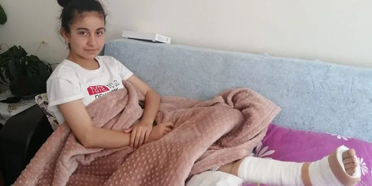 Köpekten korkup yola atladı; otomobil ayağını ezdi