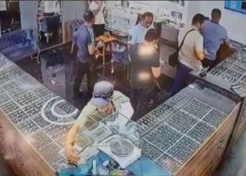 Çaldığı küpeleri satmaya çalışırken yakalandı