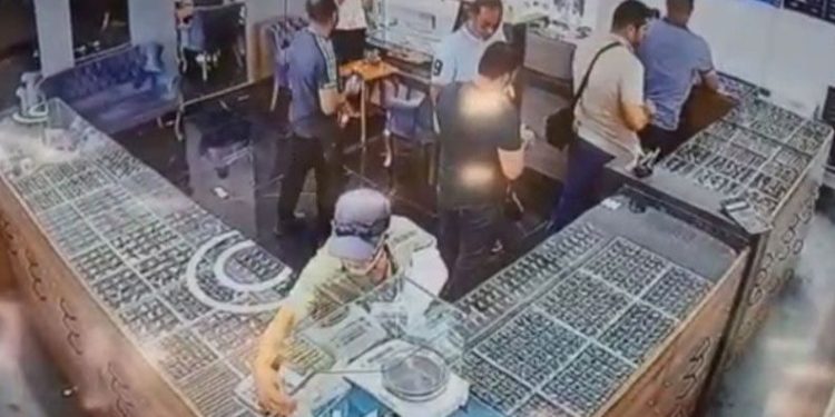 Çaldığı küpeleri satmaya çalışırken yakalandı