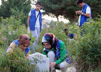 Gönüllü gençler, mezar taşlarını onardı
