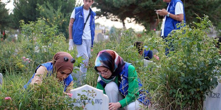 Gönüllü gençler, mezar taşlarını onardı