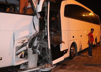 Tur otobüsü yolcu otobüsüne çarptı: 2’si ağır 25 yaralı