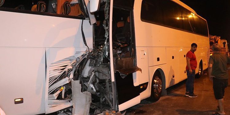 Tur otobüsü yolcu otobüsüne çarptı: 2’si ağır 25 yaralı