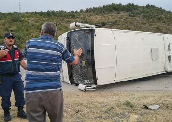 Bursa’da korkutan kaza! Servis otobüsü devrildi