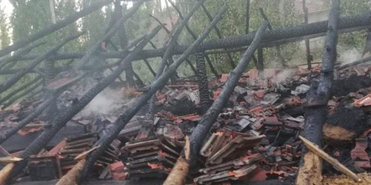 Çorum’da ahır kül oldu