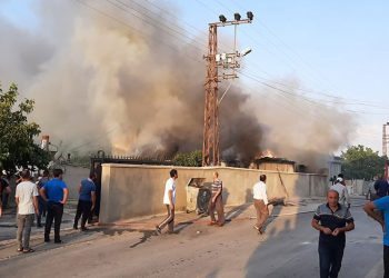 Van’da 3 konteyner yandı