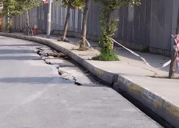 İstanbul’da inşaat kazısı sırasında yol çöktü