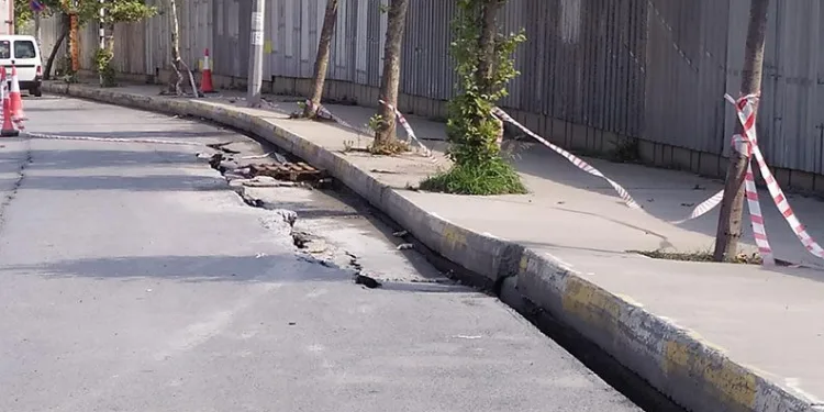 İstanbul’da inşaat kazısı sırasında yol çöktü