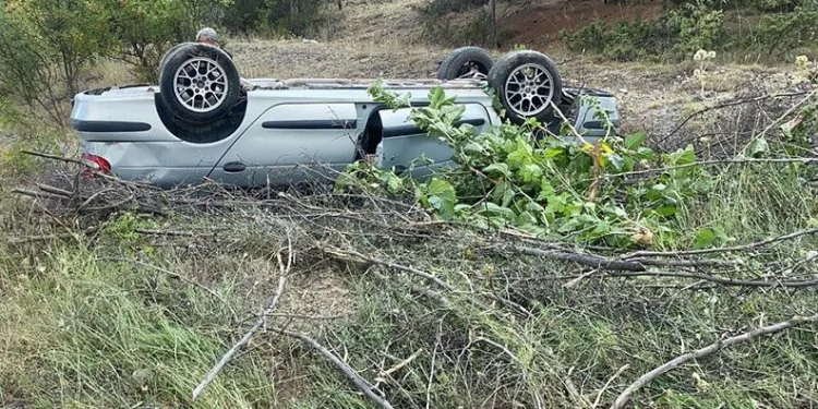 Takla atan otomobil tarlaya uçtu: 2 yaralı