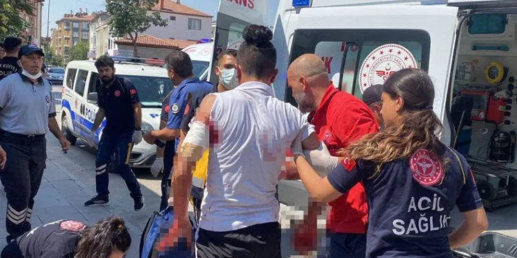 İki arkadaşın bıçaklı kavgası kanlı bitti