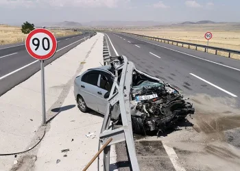 Kontrolden çıkan otomobil demir bariyere saplandı: 3 yaralı