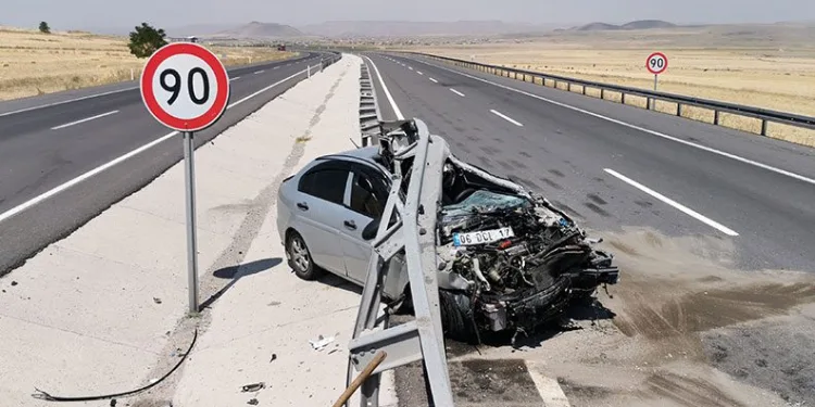 Kontrolden çıkan otomobil demir bariyere saplandı: 3 yaralı