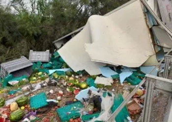 Kamyon ile tur otobüsü çarpıştı: 1 ölü, 6 yaralı