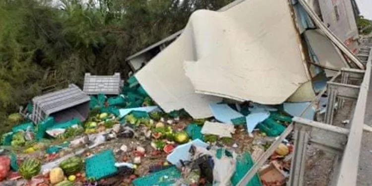 Kamyon ile tur otobüsü çarpıştı: 1 ölü, 6 yaralı