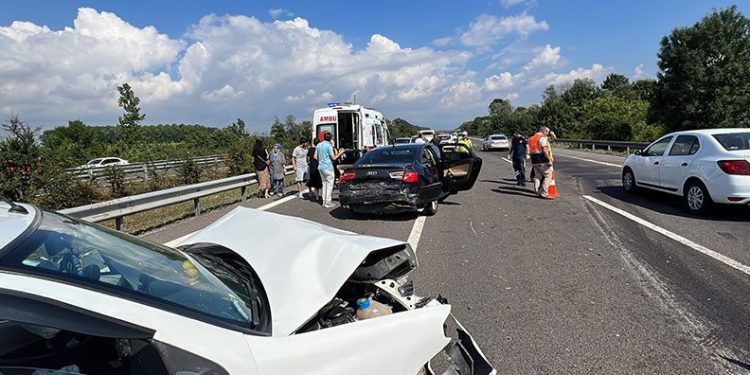 Tem otoyolunda zincirleme kaza: 7 yaralı