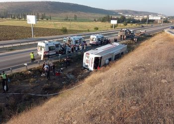 Yolcu otobüsü devrildi: 38 yaralı