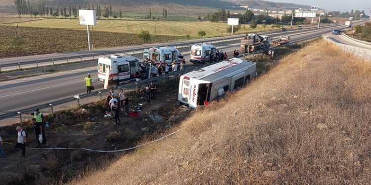 Yolcu otobüsü devrildi: 38 yaralı
