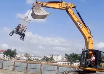 İstanbul’da işçiler kepçeyi salıncak yaptı