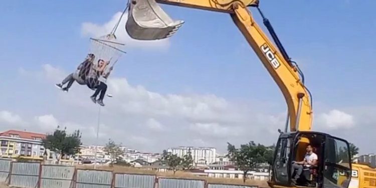 İstanbul’da işçiler kepçeyi salıncak yaptı