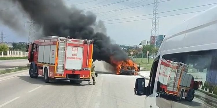 Bursa’da otomobil alev alev yandı