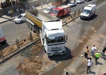 Üst geçit kullanmayan yayalara TIR çarptı