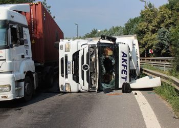TEM bağlantı yolunda TIR devrildi: 1 yaralı