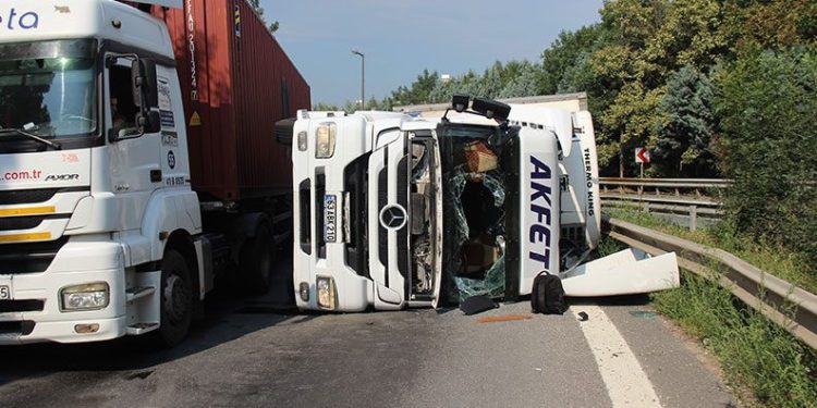TEM bağlantı yolunda TIR devrildi: 1 yaralı
