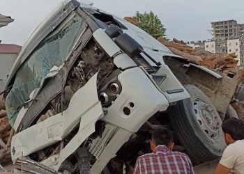 Mersin’de tomruk yüklü kamyon otomobille çarpıştı: 5 yaralı