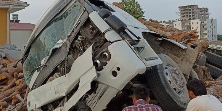 Mersin’de tomruk yüklü kamyon otomobille çarpıştı: 5 yaralı