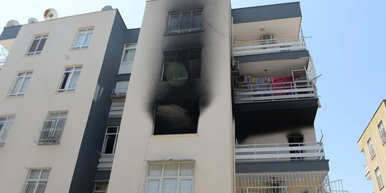 Eşini eve dönmeye ikna edemedi evi yaktı