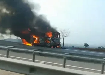 Bursa’da seyir halindeki araç alev alev yandı