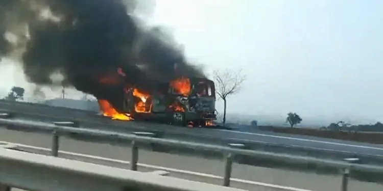 Bursa’da seyir halindeki araç alev alev yandı