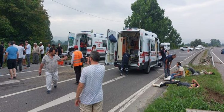 Sakarya’da işçi minibüsü devrildi: 5 yaralı