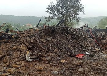 Bursa’da yangın, 3 kişilik aileyi evsiz bıraktı