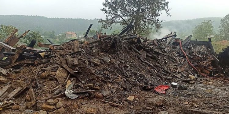 Bursa’da yangın, 3 kişilik aileyi evsiz bıraktı