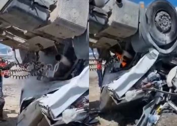 Antalya’da ters dönen TIR’da sıkıştı