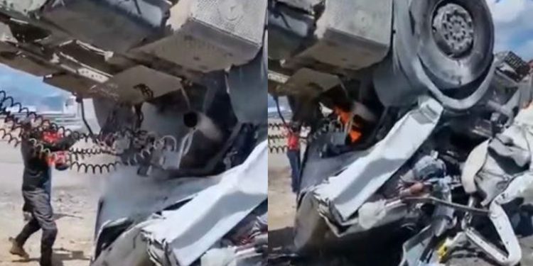 Antalya’da ters dönen TIR’da sıkıştı