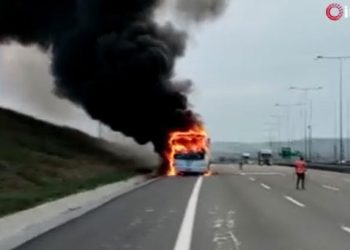 Otoyolda tur otobüsü alev alev yandı