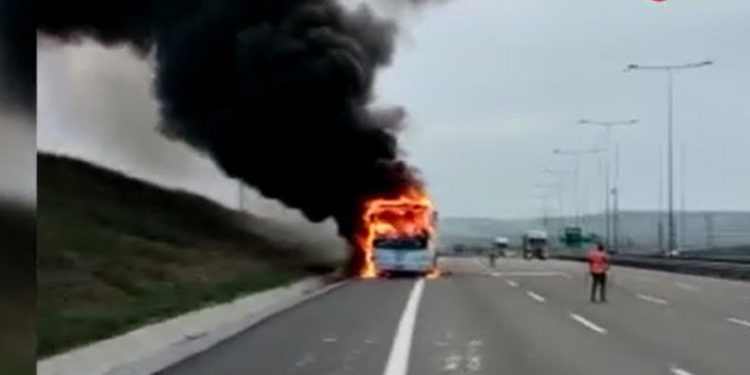 Otoyolda tur otobüsü alev alev yandı