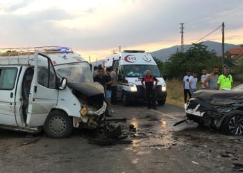 Minibüsle otomobil çarpıştı: 20 yaralı