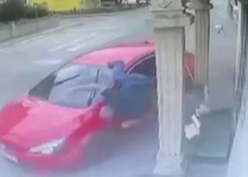 Dükkanın önünü süpürürken dehşeti yaşadı